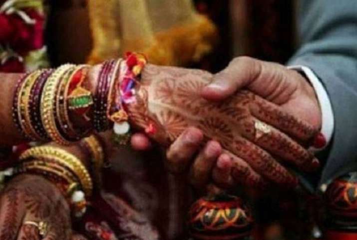 This special wedding card hit in Corona crisis, you can also take advantage of this idea, कोरोना संक This special wedding card hit in Corona crisis, you can also take advantage of this idea, कोरोना संक- India TV Paisa