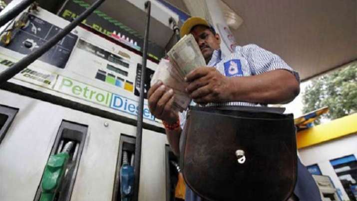 69 percent people want reduction in excise duty on petrol and diesel 69 percent people want reduction in excise duty on petrol and diesel- India TV Paisa