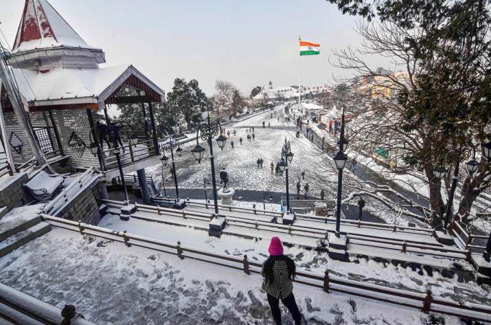 शिमला में इस साल की पहली बर्फबारी, 2 दिन खराब रहेगा मौसम - India TV Hindi News
