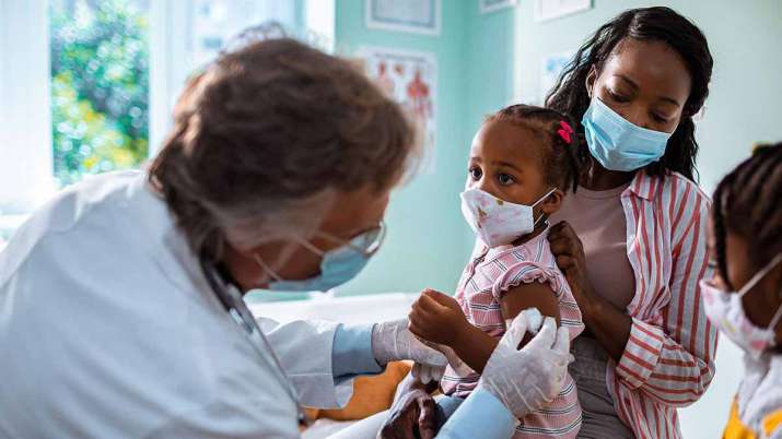 Pfizer, BioNTech launch COVID-19 vaccine trial in kids under 12 | Pfizer ने  शुरू किया बच्‍चों के लिए COVID-19 vaccine का ट्रायल, 12 वर्ष से कम उम्र  वालों को भी लगेगा टीका -