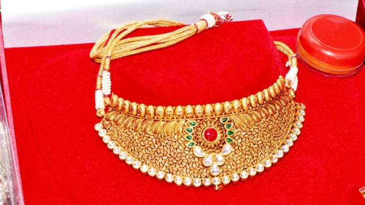 सोने और चांदी के रेट में आज हुआ बड़ा बदलाव जानिए कितने रुपए पहुंची कीमत? अंतरराष्ट्रीय बाजार, न्यूयॉर सोने और चांदी के रेट में आज हुआ बड़ा बदलाव जानिए कितने रुपए पहुंची कीमत? अंतरराष्ट्रीय बाजार, न्यूयॉर- India TV Paisa