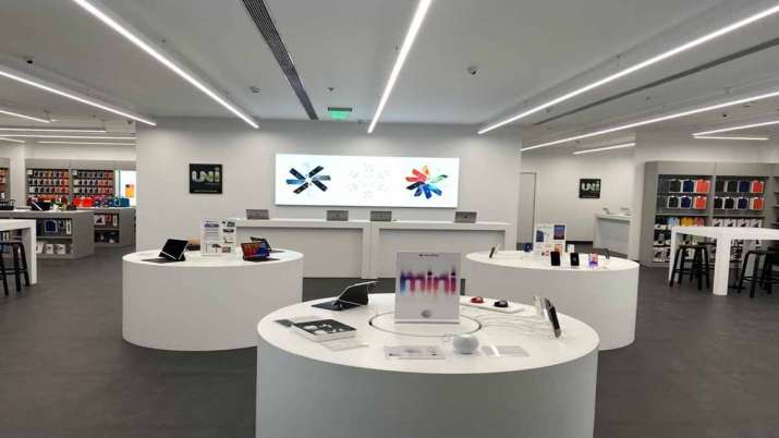 unicorn-opens-new-apple-store-in-ncr-offers-discounts-on-iphone-11