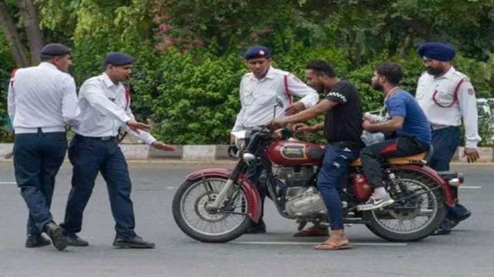 खुशखबरी! मोटरसाइकिल का चालान कटने के बाद भी नही देने होंगे पैसे, देखें यह नया ट्रैफिक नियम खुशखबरी! मोटरसाइकिल का चालान कटने के बाद भी नही देने होंगे पैसे, देखें यह नया ट्रैफिक नियम- India TV Paisa