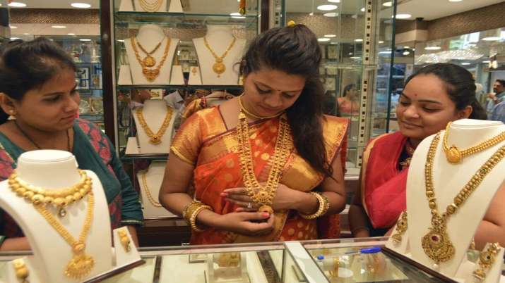 Akshaya Tritiya begins on sombre note; jewellers expect 10-15 pc sales Akshaya Tritiya begins on sombre note; jewellers expect 10-15 pc sales- India TV Paisa