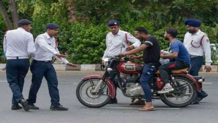 सावधान! मोटरसाइकिल पर बच्चों को बैठाया तो देना होगा भारी चालान, लॉकडाउन में पढ़ें यह देखें ट्रैफिक न सावधान! मोटरसाइकिल पर बच्चों को बैठाया तो देना होगा भारी चालान, लॉकडाउन में पढ़ें यह देखें ट्रैफिक न- India TV Paisa