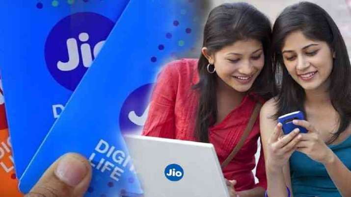 Happy news to Jio users, providing vaccine availability info to users via WhatsApp Happy news to Jio users, providing vaccine availability info to users via WhatsApp- India TV Paisa