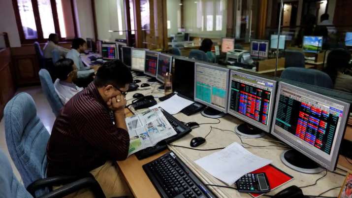Sensex tanks nearly 600 pts, Rupee falls 34 paise to 74.20 against US dollar Sensex tanks nearly 600 pts, Rupee falls 34 paise to 74.20 against US dollar- India TV Paisa