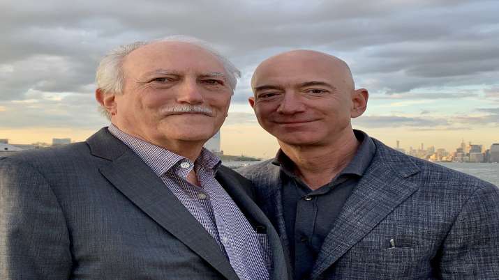 Amazon ceo jeff bezos with his father. Amazon ceo jeff bezos with his father. - India TV Paisa