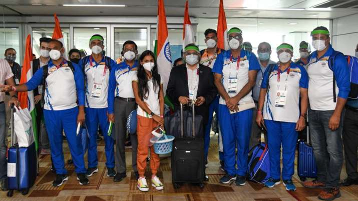 टोक्यो से वापस लौटा भारतीय ओलंपिक दल, एयरपोर्ट पर हुआ भव्य स्वागत