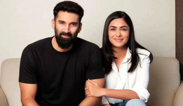 aditya roy kapur and mrunal thakur in thadam remake directed by debutant  Vardhan Ketkar -'थाडम' के हिंदी रीमेक में आदित्य रॉय कपूर और मृणाल ठाकुर की  जोड़ी आएगी नज़र - हिन्दी समाचार -