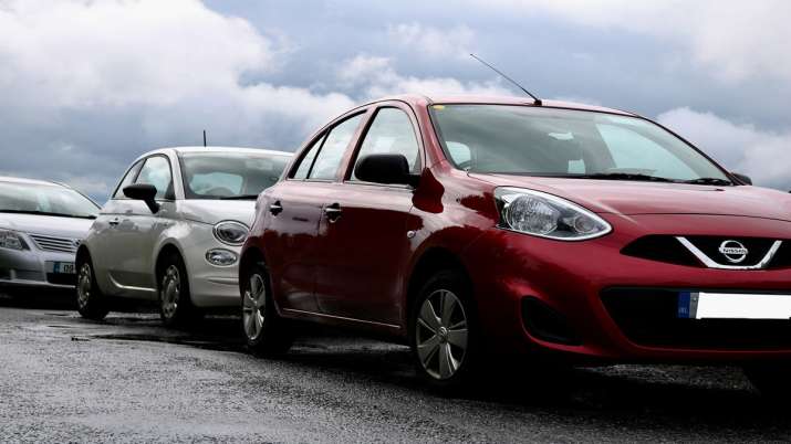 small cars cost will increase by Rs 3000 to 4000, Gadkari says Small cars too need 6 airbags small cars cost will increase by Rs 3000 to 4000, Gadkari says Small cars too need 6 airbags - India TV Paisa