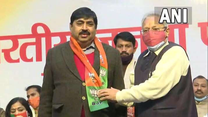 सपा में फिर सेंध! मुलायम के साड़ू प्रमोद गुप्ता ने जॉइन की बीजेपी, गोरखपुर से चुनाव लड़ेंगे चंद्रशेखर आजाद