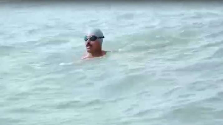 कर्नाटक: 66 साल के बुजुर्ग ने बनाया वर्ल्ड रिकॉर्ड, हाथ-पैर बांधकर 5 घंटे तक अरब सागर में करते रहे स्वीमिंग