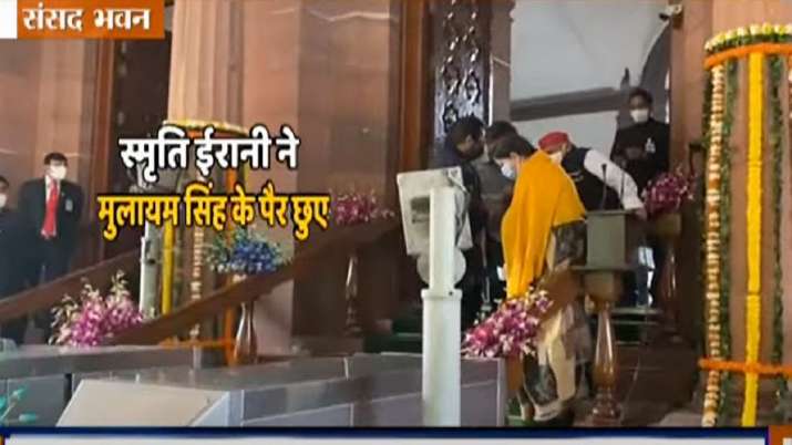 संसद में स्मृति ईरानी ने छुए मुलायम सिंह यादव के पैर, नेताजी ने भी दिया आशीर्वाद, देखें Video