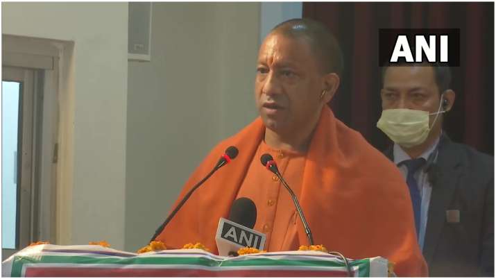 UP Election 2022: अखिलेश के चुनावी वादों पर योगी का पलटवार, देखिए सपाइयों का क्या-क्या कहा