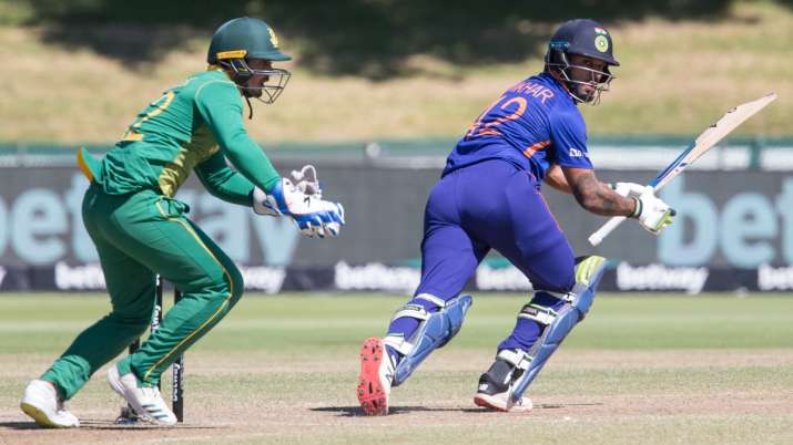 LIVE cricket score, IND vs SA 2nd ODI : केशव महाराज ने भारत को दिया दूसरा झटका, विराट कोहली लौटे पवेलियन