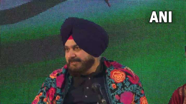 सिद्धू ने केजरीवाल को बताया ‘कपटी’, कहा- ‘एक दिन में 5,000 से ज्यादा मैसेज नहीं आ सकते’; EC से FIR दर्ज करने की मांग