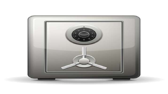 वास्तु टिप्स: घर की तिजोरी पर लगाएं ये तस्वीर, रात दिन होगी धन की वर्षा