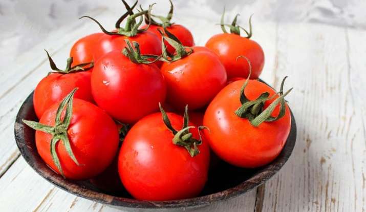 टमाटर के साथ चेहरे पर लगाए ये 2 चीजें, जवां स्किन के साथ पाएं गुलाबी निखार