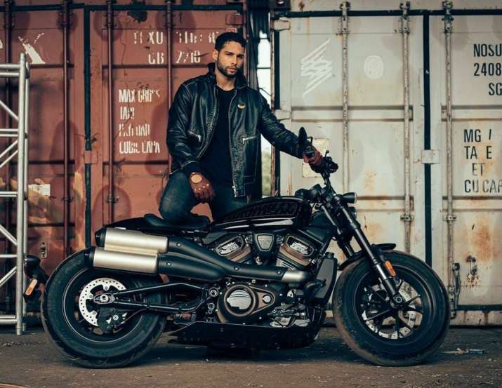 सिद्धांत चतुर्वेदी ने खरीदी शानदार हार्ले डेविडसन बाइक, कहा- किक मारके कितने चप्पल तोड़े…आज बूट्स में