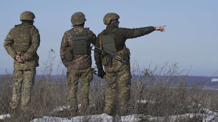 यूक्रेन की सीमा पर बरस रहे थे गोला-बारूद, चपेट में आए सैन्य अधिकारी, बंकर में छिपकर बचाई जान