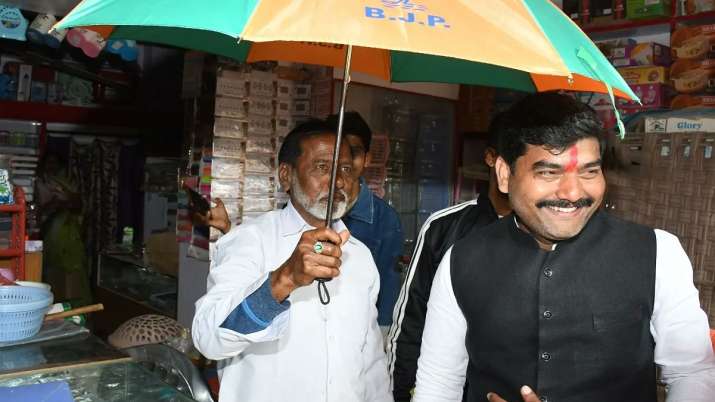 UP Election 2022 : मिल्कीपुर में किस करवट बैठेगा ऊंट? 2017 में जीती थी साइकिल