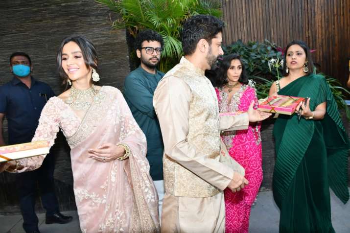 PICS: पिंक ड्रेस और प्यारी मुस्कान, शादी के बाद पहली बार कुछ यूं दिखें फरहान-शिबानी