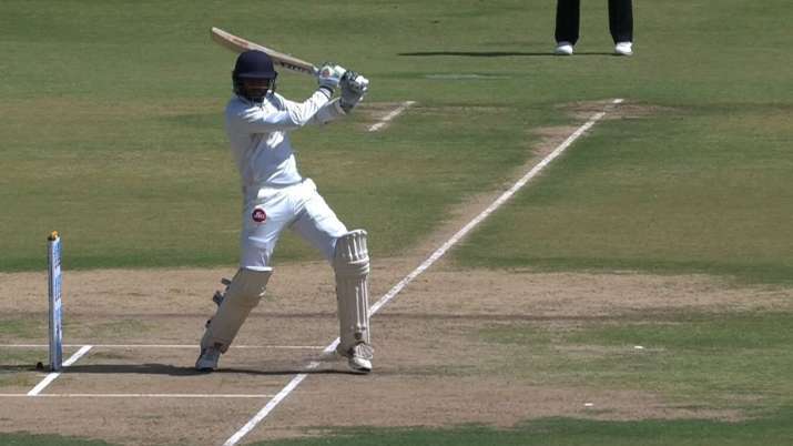 Ranji Trophy Round Up: झारखंड के सामने दिल्ली लड़खड़ाया, कर्नाटक ने जम्मू कश्मीर को 93 रन पर समेटा