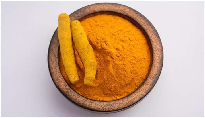 Haldi Ke Upay: आर्थिक तंगी से छुटकारा पाने के लिए हल्दी से करें ये उपाय, बदल सकती है तकदीर