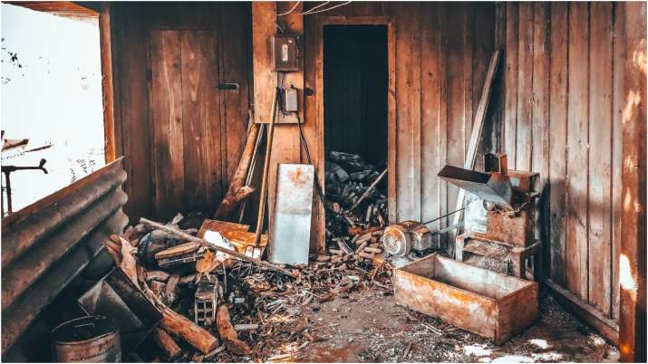 Vastu Tips: आपके भी छत पर रखा है कबाड़ तो हो जाएं सावधान, आ सकती है ये परेशानियां