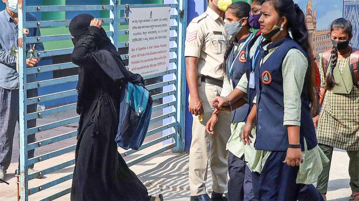 Hijab Controversy: सिंदूर लगाकर आई छात्रा को कॉलेज में घुसने से रोका गया