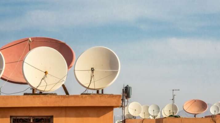 Vastu Tips: खिड़की के सामने न लगाएं डिश का एंटीना, घर पर पड़ता है नकारात्मक असर