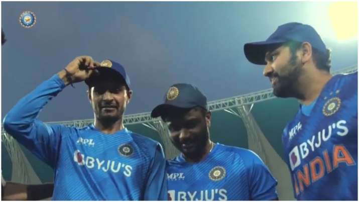 IND vs SL 1st T20: पहले टी20 में युवा ऑलराउंडर दीपक हूडा ने किया डेब्यू, कप्तान रोहित ने सौंपी कैप