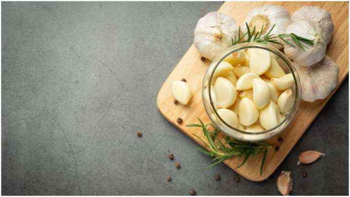 झड़ते बालों से हैं परेशान तो लहसुन करेगा कमाल, बस ऐसे करें इस्‍तेमाल