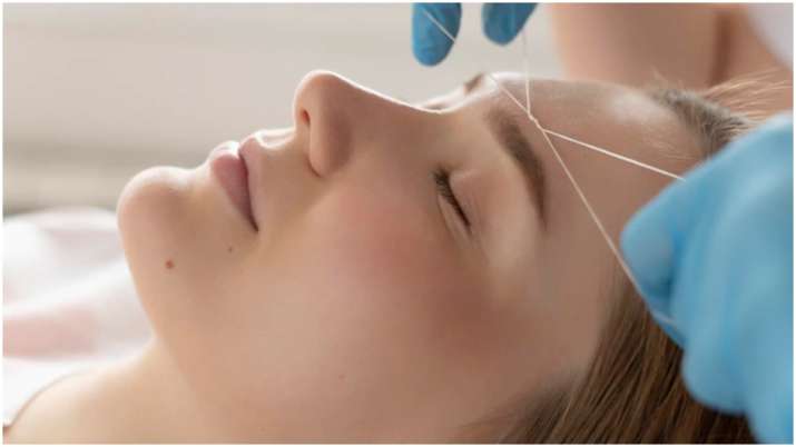 थ्रेडिंग कराते समय होता है दर्द? तो अपनाएं ये 5 बेहतरीन ट्रिक्स, मिलेगी राहत