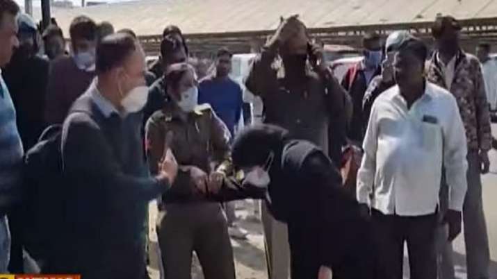 Gurugram: हिजाब पहनी महिला ने कैब ड्राइवर पर किया चाकू से हमला, पुलिसकर्मी के साथ भी करने लगी हाथापाई, Video