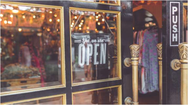 Vastu Tips: किस दिशा में दुकान का प्रवेश द्वारा बनवाने से होती है धन की वर्षा? जानिए