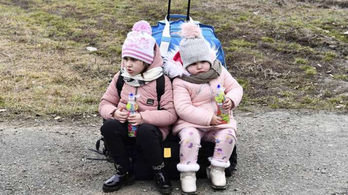 sisters wait at a checkpoin 1645898336