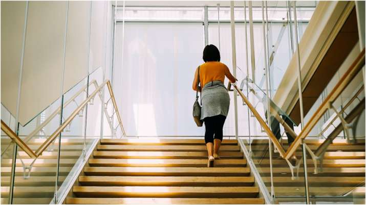 Vastu Tips: इस दिशा में सीढ़ियां बनवाने से होगी जीवन में यश की प्राप्ति, जानिए