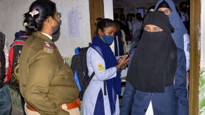 Hijab Controversy: हिजाब पहनकर स्कूल आने पर अड़ी छात्राओं की मुख्य परीक्षा छूटने का खतरा