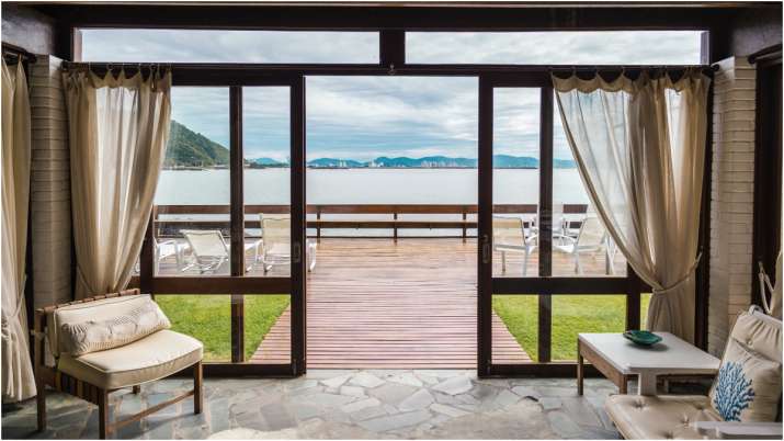 Vastu Tips: घर के मुख्य दरवाजे पर खिड़की बनवाने से क्या होता है लाभ? जानिए