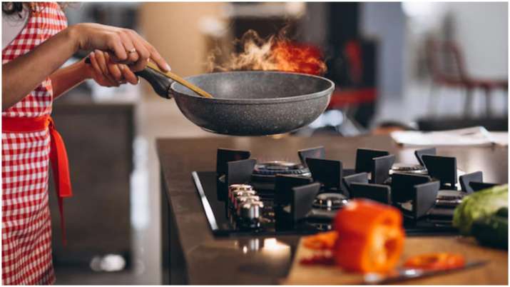 सुबह तवे को गैस पर चढ़ाने से पहले करें ये छोटा सा काम, बन जाएंगे सभी बिगड़े काम