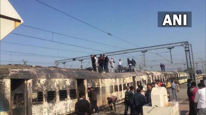 सहारनपुर-दिल्ली पैसेंजर ट्रेन में लगी आग, दो कोच जलकर राख