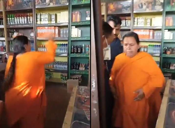 उमा भारती भोपाल में शराब की दुकान में घुसीं, पत्थर फेंककर शराब की बोतलें तोड़ीं