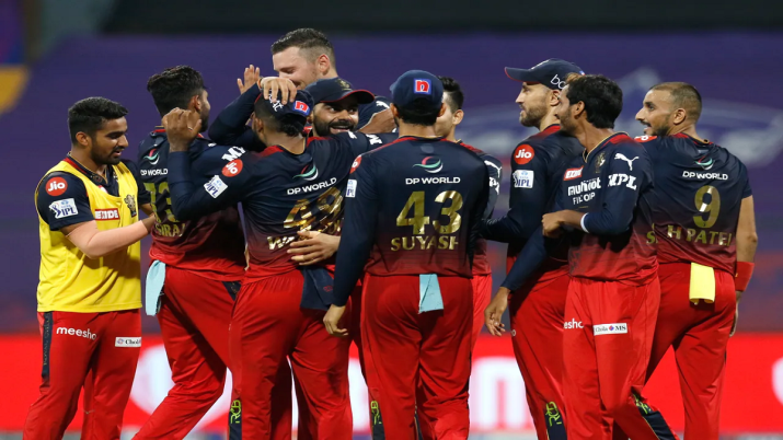 RCB vs DC, IPL 2022: कार्तिक और मैक्सवेल ने दिलायी आरसीबी को दिल्ली पर 16 रनों से जीत