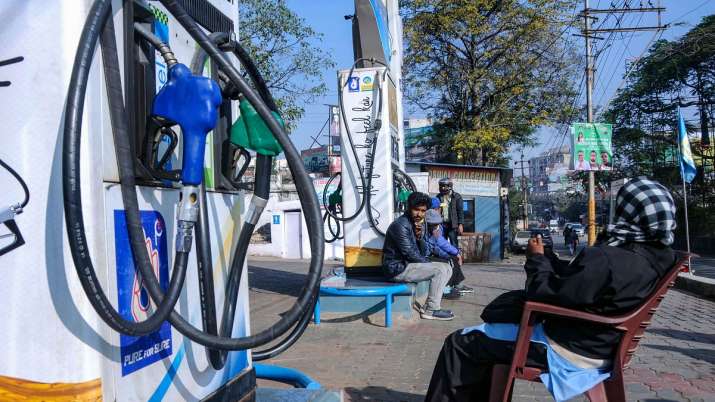 अमेरिका से महंगा है भारत में पेट्रोल, जानिए किस देश में कितनी है कीमत