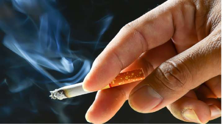पीते हैं सिगरेट तो भरना पड़ेगा 50% तक ज्यादा इंश्योरेंस प्रीमियम, छुपाया तो भारी नुकसान, जानिए क्यों?