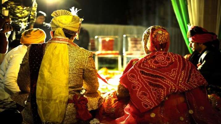 42 साल पहले हुई थी शादी लेकिन नहीं हुआ गौना, 8 बेटा-बेटी को लेकर ससुराल पहुंचा दूल्हा, दहेज में मिली बुलेट