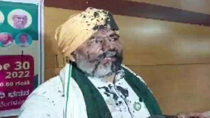 किसान नेता राकेश टिकैत पर फेंकी गई काली स्याही, आरोपी हिरासत में लिया गया