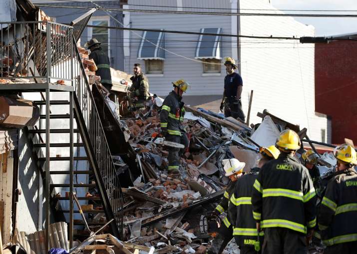 Fire in America: आग लगने के बाद गिरी इमारत, 1 फायरमैन की मौत